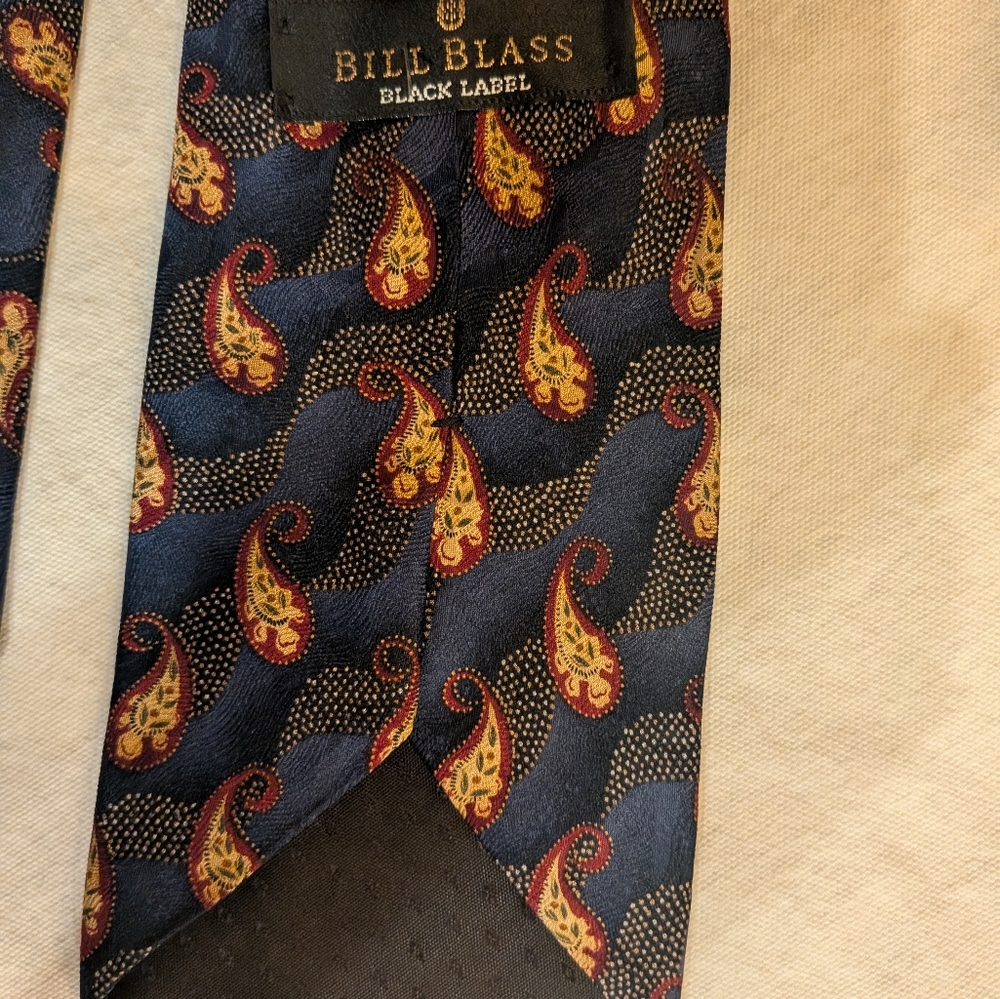 Bill Blass Black Label Paisley Tie in Blue and Red